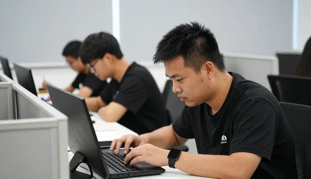 易初英才教育构建专业师资教育软件应用体系